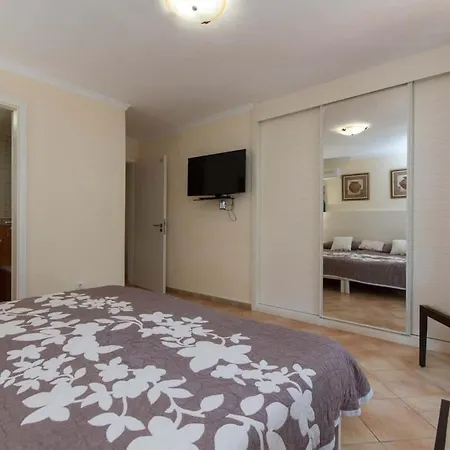 Esmeralda 洛斯克里斯蒂亚诺斯